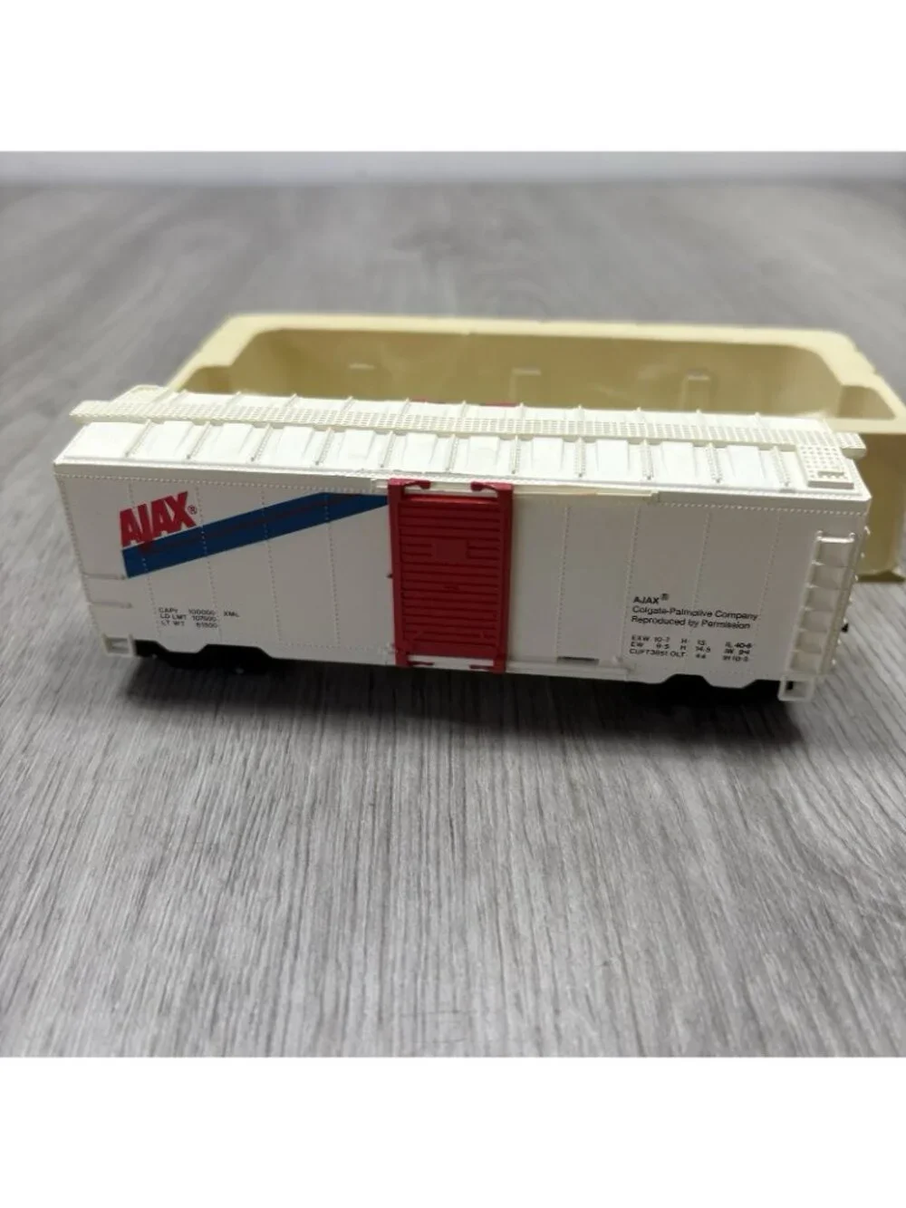 Life-like 8466 40' Box Car Ajax and Santa Fe Caboose 8542